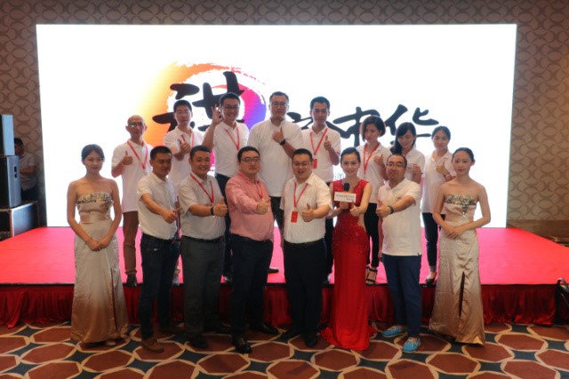 工作人員合影留戀