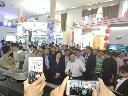 國務院孫春蘭副總理和教育部陳寶生部長觀看展覽